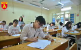 Cận cảnh các thí sinh tập trung làm bài trong phòng thi